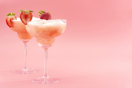 Illustratie voor: Hello Frozé: deze frozen rosé is perfect voor een zomers avondje met de meiden