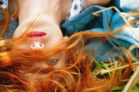 Illustratie voor: 8 struggles die alleen meiden met rood haar kennen