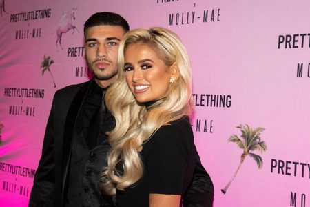 Illustratie voor: ZIEN: Molly Mae en Tommy Fury uit Love Island UK zijn slachtoffer geworden van miljoenen inbraak