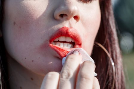 Illustratie voor: Lippenstift verwijderen zonder te vlekken: het kan met deze handige hack