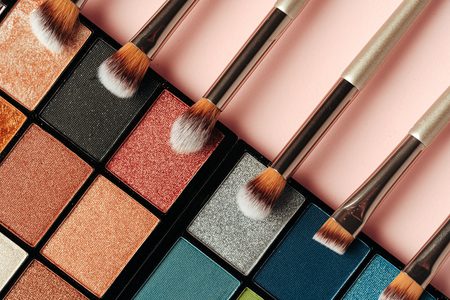 Illustratie voor: Wij verzamelden de fijnste make-up palette ’s voor dit najaar
