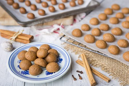 Illustratie voor: 3 x de lekkerste pepernoten recepten om alvast in de stemming te komen