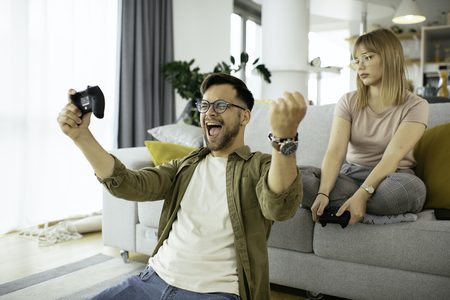 Illustratie voor: ‘Nog één potje’ en andere herkenbare momenten als jouw lover van gamen houdt