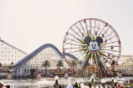 Illustratie voor: Je kan nu een virtueel ritje maken in Disney-achtbanen