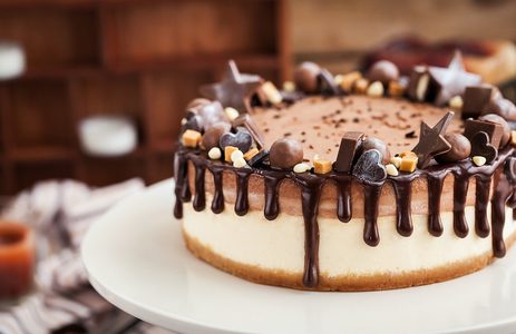 Illustratie voor: Dit KitKat cheesecake recept wil je dit weekend maken