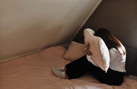 Illustratie voor: Heftig verhaal: ‘Ik durf de deur niet uit zonder make-up door mijn acne’