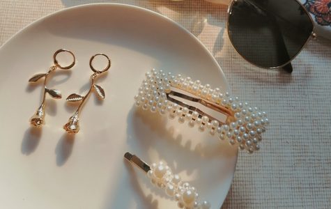 Illustratie voor: Met deze goudkleurige minimalistische sieraden ben jij good to go