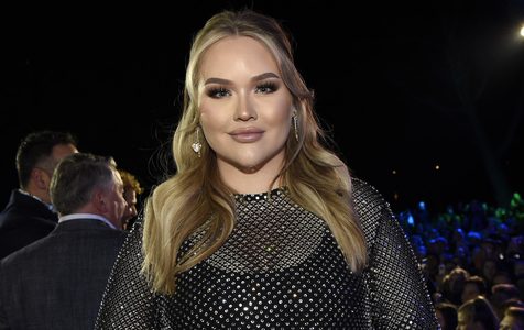 Illustratie voor: Nikkie de Jager (NikkieTutorials) reageert op mensen die haar ‘boy’ noemen