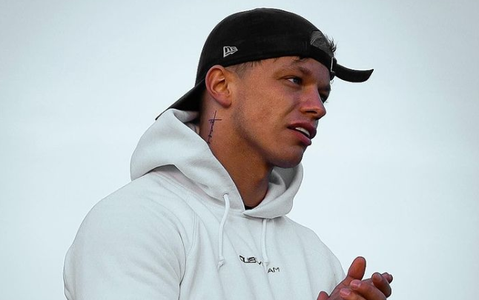 Illustratie voor: OMG! Heeft Dusty van Ex On The Beach een nieuwe vriendin?