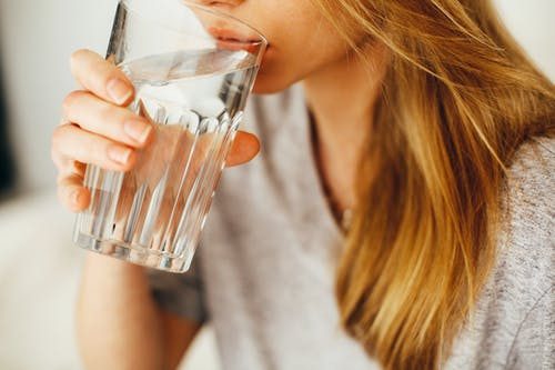 Aha: hierom is het dus beter om warm water te drinken