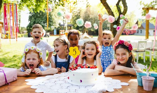 Illustratie voor: ‘Neem je zwemspullen mee’: dit is waarom kinderfeestjes vroeger echt geweldig waren