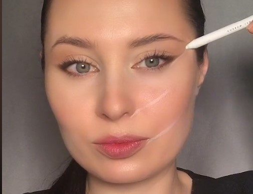 Uitproberen: met deze highlight-hack heb jij geen botox meer nodig in je gezicht