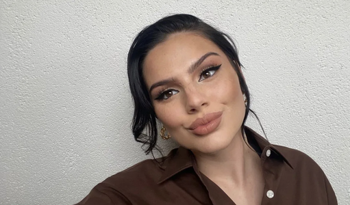 Illustratie voor: Famke Louise over uitspraken in het verleden