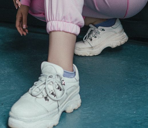 Met deze fijne witte sneakers lijken jouw benen nog bruiner