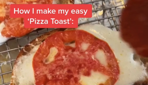 Illustratie voor: Deze pizza-tosti van Hailey Bieber gaat viral en wil je maken