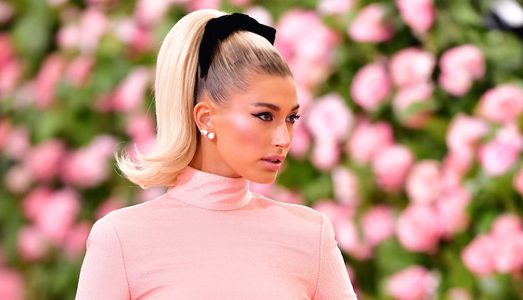 Illustratie voor: De geweldige looks van Hailey Bieber door de jaren heen