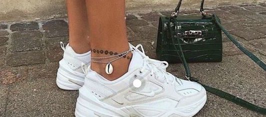 Deze betaalbare witte sneakers laten je benen n&oacute;g bruiner lijken
