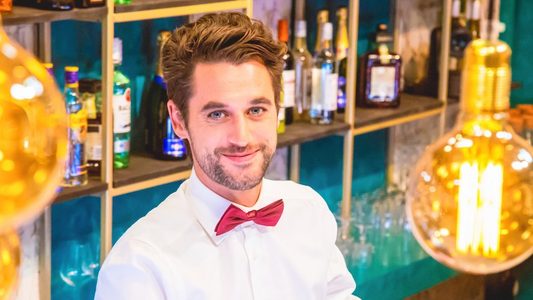 Illustratie voor: Wow! Zo zag First Dates barman Victor er vroeger uit