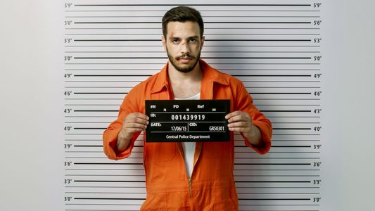 Illustratie voor: Dit zijn de 10 knapste criminelen die je ooit hebt gezien #mugshotdaddies