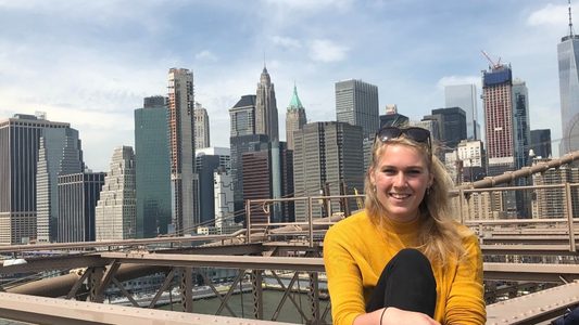 Illustratie voor: Robyn woont nu in NYC: “Het is hier zo veel leuker dan in Nederland”