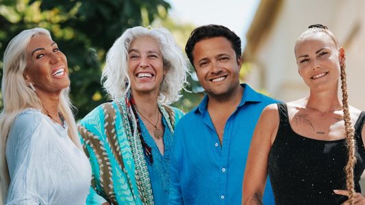 Caroline, Nisha Tara, Timothy en Eline in B&B Vol Liefde.