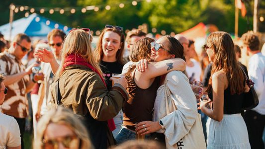 Bezoekers van TAPT, een borrelfestival in Amsterdam