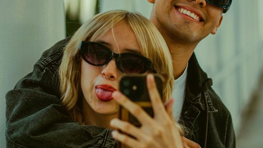 Selfie van een koppel.