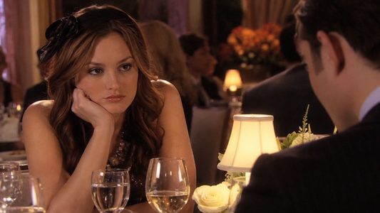 Blair Waldorf kijkt verveeld in een restaurant.
