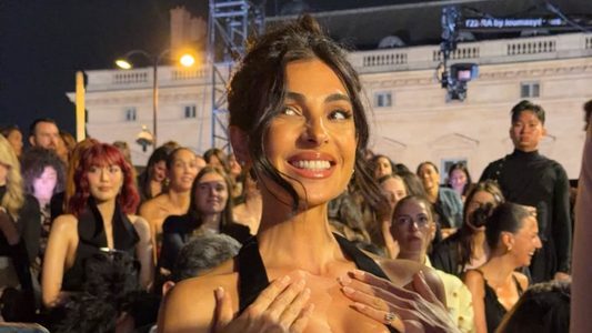 Anna Nooshin in Parijs met L'oréal