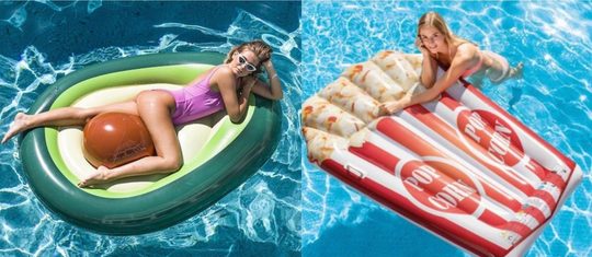 Illustratie voor: Deze hilarische luchtbedden zijn absolute musthaves voor dagen aan het water