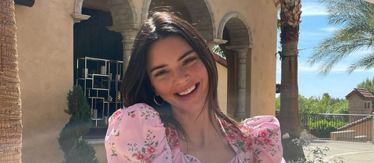 Illustratie voor: Zien: deze hilarische video waar Kendall Jenner de trap op probeert te lopen gaat viraal!