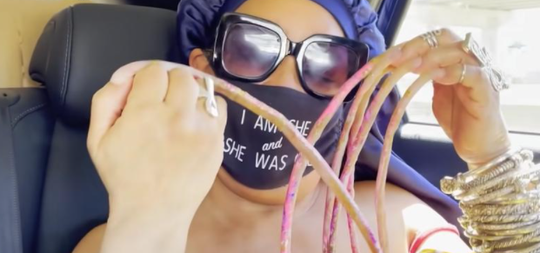 Illustratie voor: VIDEO: vrouw met langste nagels ever knipt ze na 30 (!) jaar
