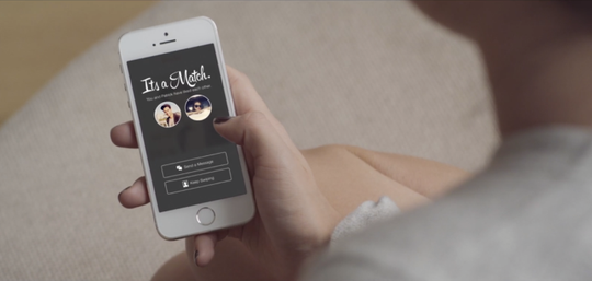 Illustratie voor: Deze documentaire, The Tinder Swindler, over een oplichter op Tinder wil je zien