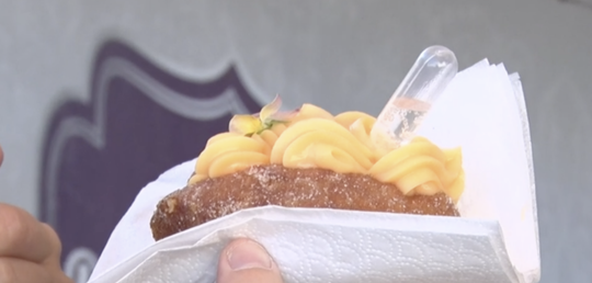 Illustratie voor: Deze Pornstar Martini-oliebol móet je echt proberen met oud & nieuw!