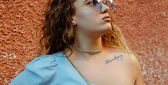 Illustratie voor: 17 x sleutelbeen tattoos die jou overhalen om gelijk een afspraak te maken