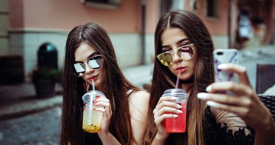 Illustratie voor: Dit zijn de perfecte Instagram captions voor onder jouw selfie