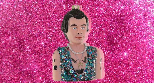 Illustratie voor: Hilarisch: je kunt nu een Harry Styles-kerstbal in de boom hangen