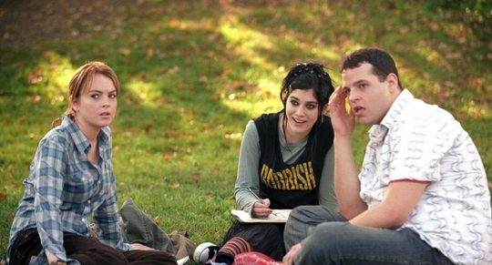 drie karakters uit mean girls zittend in de natuur
