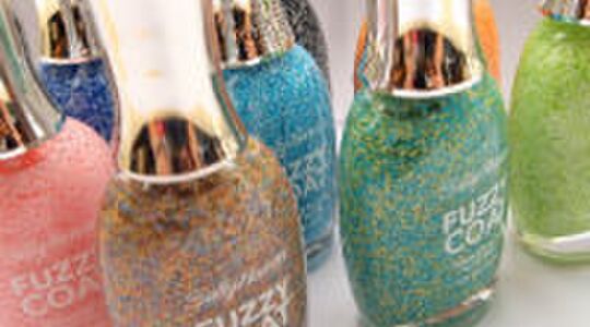 Illustratie voor: Test: Sally Hansen Fuzzy Coat Textured Nail Color!