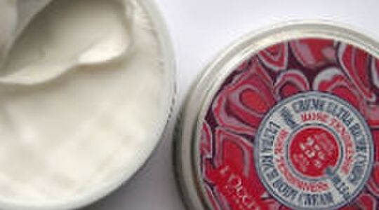 Illustratie voor: L’Occitane SHEA protects with LOVE