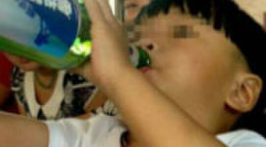 Illustratie voor: Shocking: tweejarig jongetje verslaafd aan alcohol