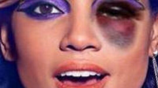 Illustratie voor: Covergirl krijgt een verontrustende Photoshop behandeling