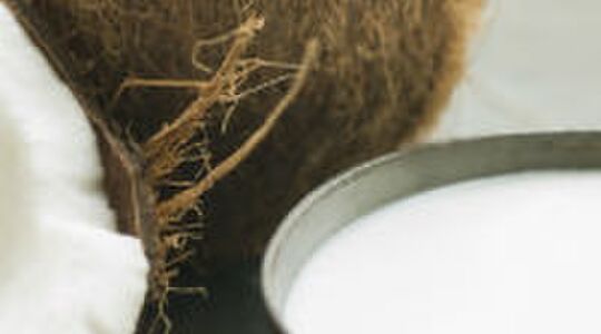 Illustratie voor: 13 manieren om kokosolie als beautyproduct te gebruiken