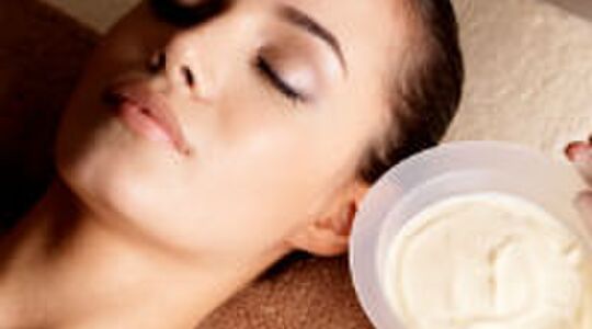 Illustratie voor: 7x beautybehandelingen die je beter niet zelf kunt doen