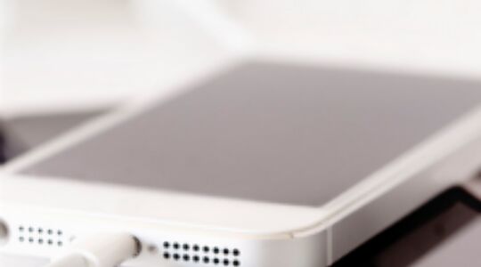 Illustratie voor: Gaat de batterij van je smartphone echt sneller leeg als je ‘m vaak oplaadt?