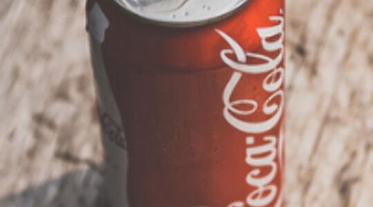 Illustratie voor: Dit doet een blikje cola met je lichaam in slechts één uur