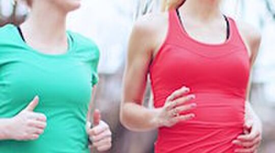 Illustratie voor: Deze fitgirls zeggen ja tegen sporten met make-up