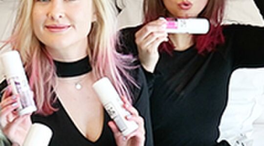 Illustratie voor: VIDEO: Voor een dag roze, blauw of groen haar met spray – werkt het echt?