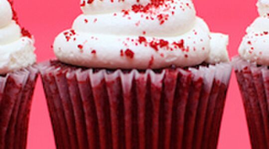 Illustratie voor: Deze red velvet cupcakes zijn super makkelijk te maken & té lekker!