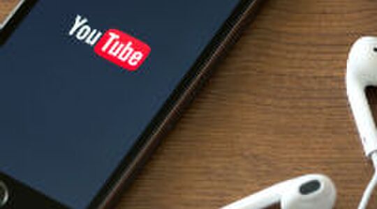 Illustratie voor: Zwangere YouTube-ster schiet per ongeluk vriendje dood tijdens opname